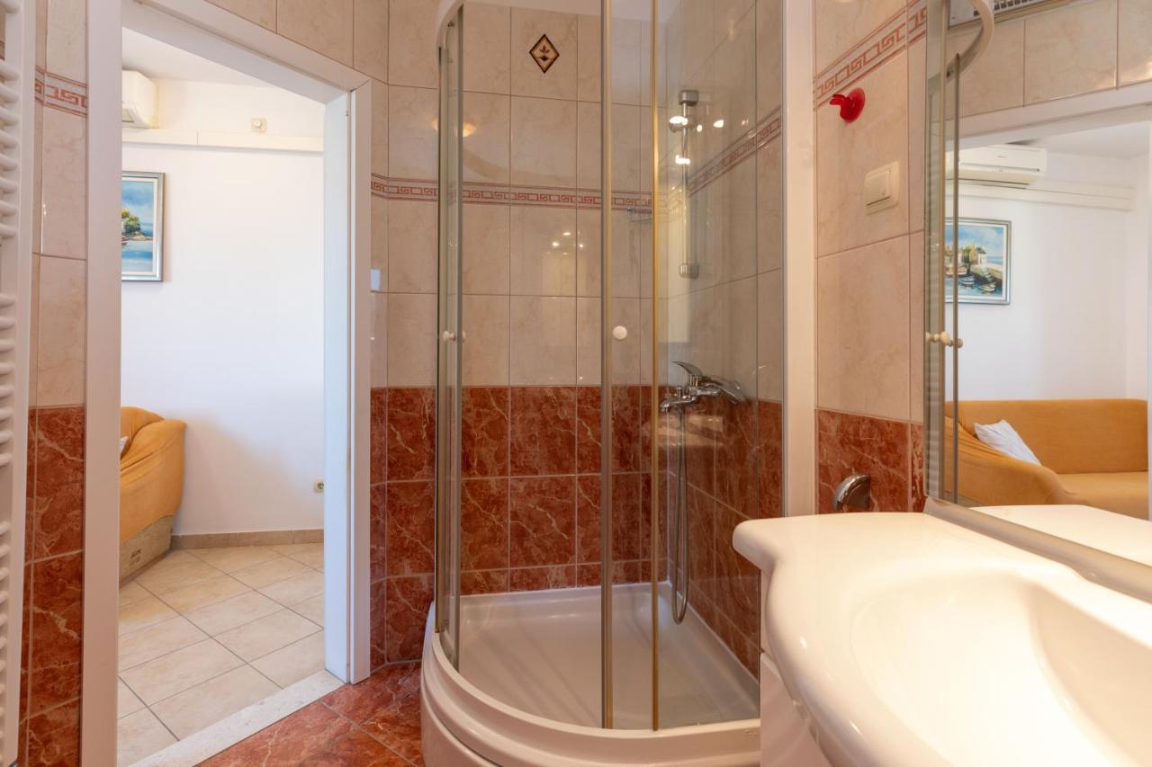 Cozy 1-Bedroom Apartment Near The Center Of Trogir Dış mekan fotoğraf